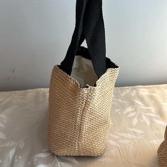 Adorable mini straw bag. Snap closure and black handle. See description. - Picture 3 of 6